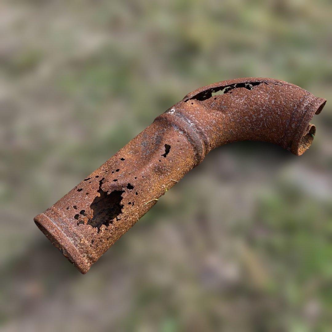 錆びた金属製ガーデンオーナメント　太いアイアンパイププランター　ジャンクガーデン