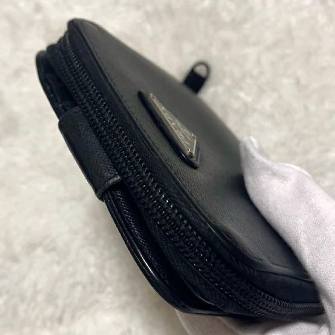 プラダ財布　二つ折り　サフィアーノレザー　三角ロゴ　ジップ