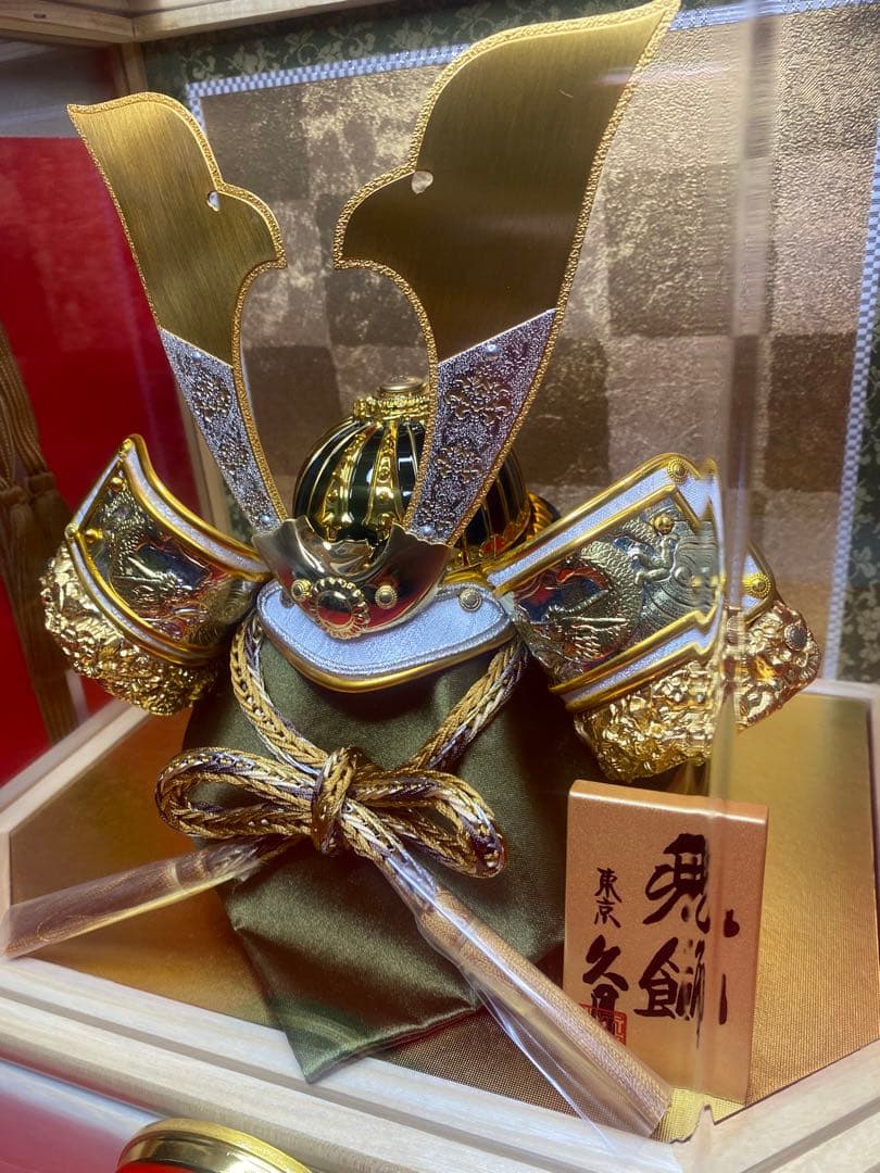 東京久月　五月人形　家紋付き兜飾り　白木六角形クリルケース入・コンパクトサイズ