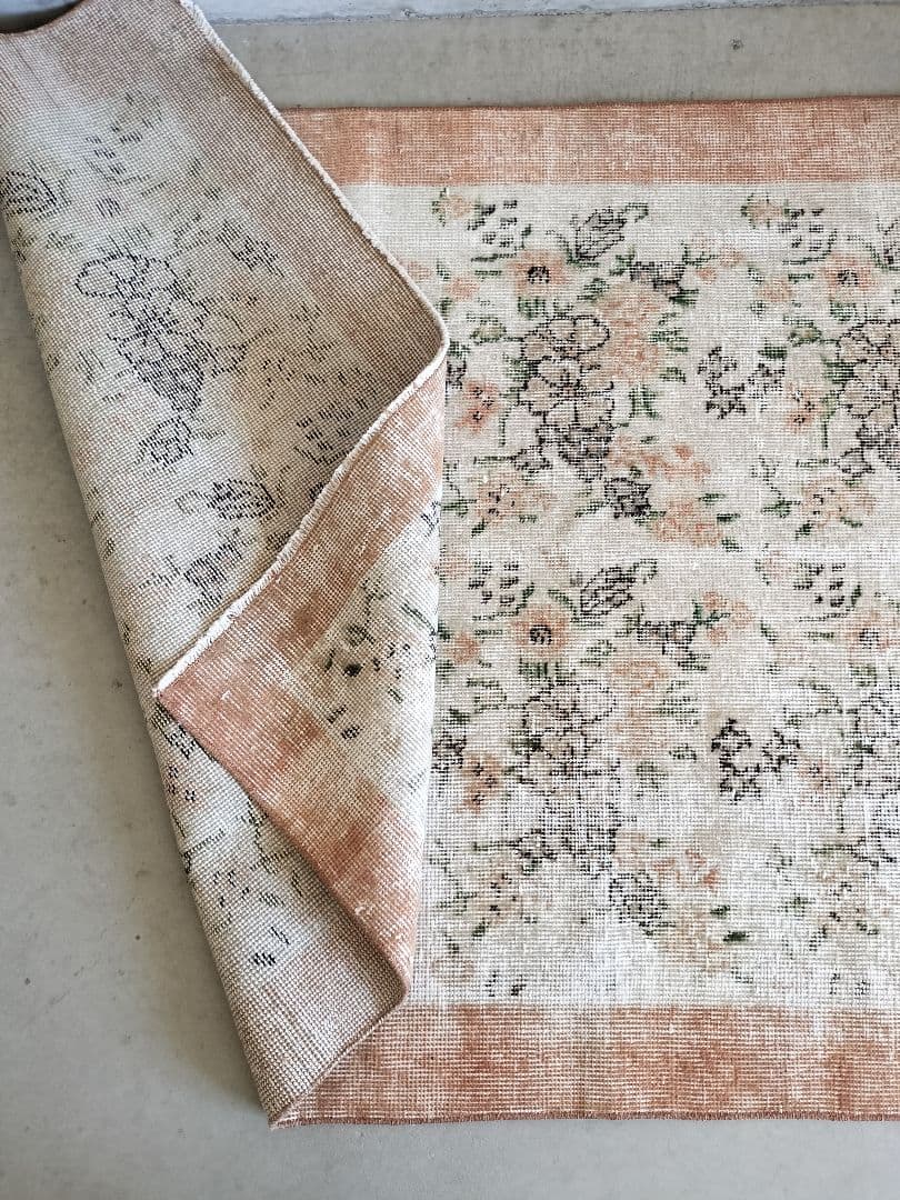 くすみペールオレンジのボタニカル柄 ヴィンテージトルコラグNo.759