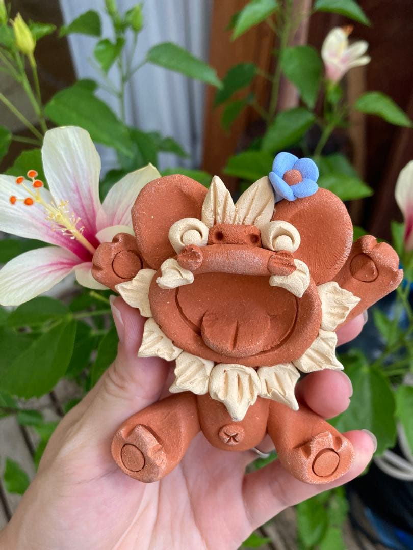 シーサー　魔除け　厄除け　御守り　笑顔　ニコニコ　花シーサー　陶器　焼き物　沖縄