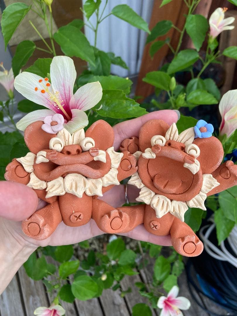 シーサー　魔除け　厄除け　御守り　笑顔　ニコニコ　花シーサー　陶器　焼き物　沖縄