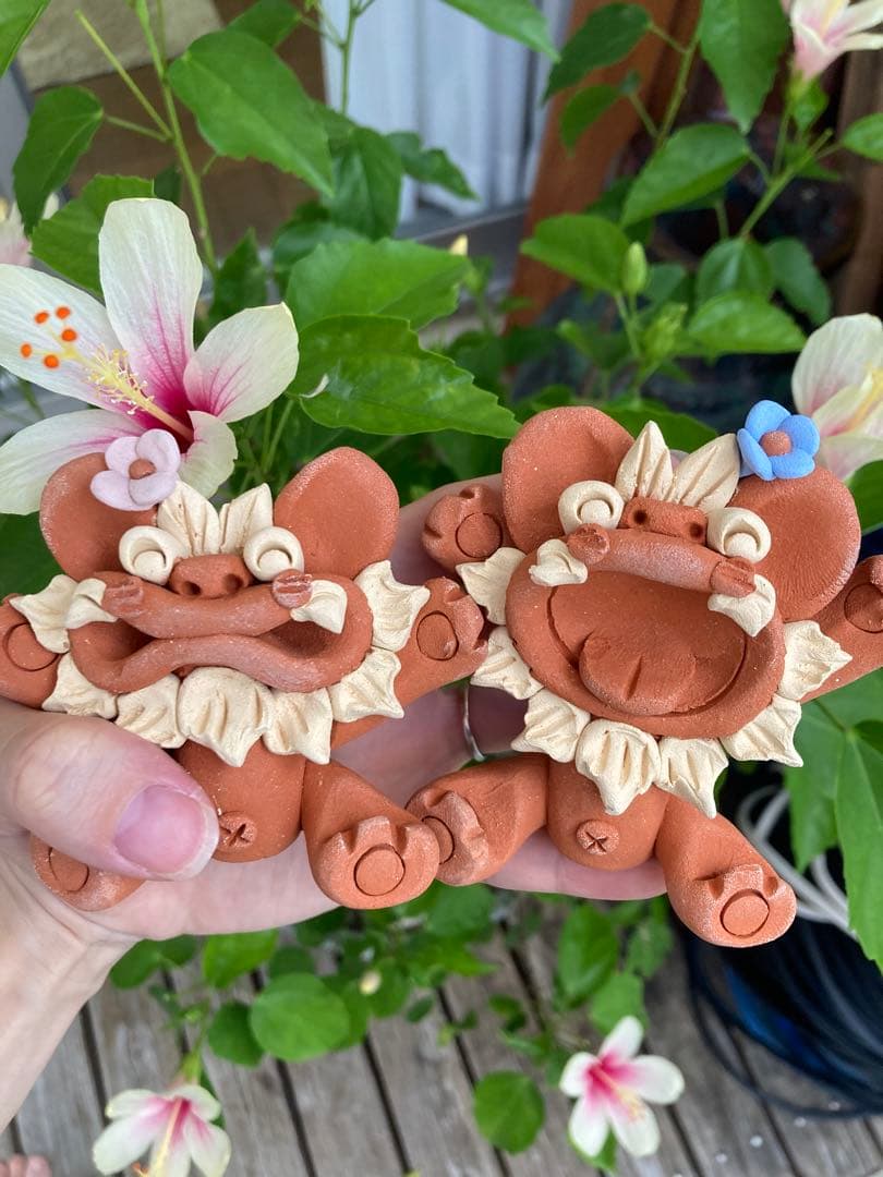 シーサー　魔除け　厄除け　御守り　笑顔　ニコニコ　花シーサー　陶器　焼き物　沖縄