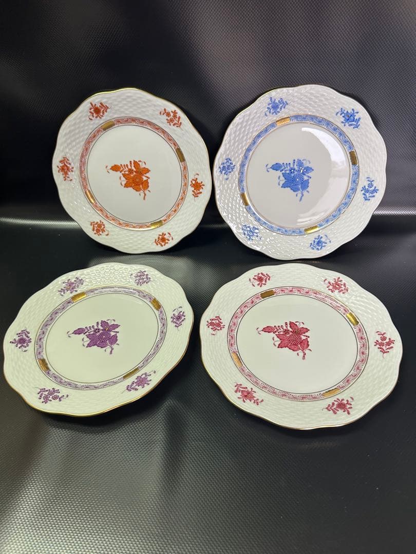 ハンガリーの高級磁器ブランド「ヘレンド」のアポニーシリーズのプレート　4色