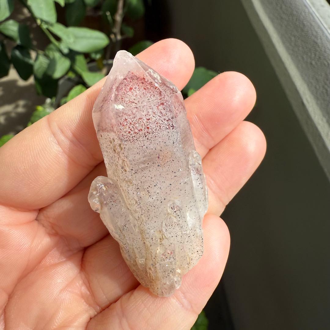 ストロベリーファントムクォーツ　大きめ　ファイヤークォーツ　苺水晶　原石①