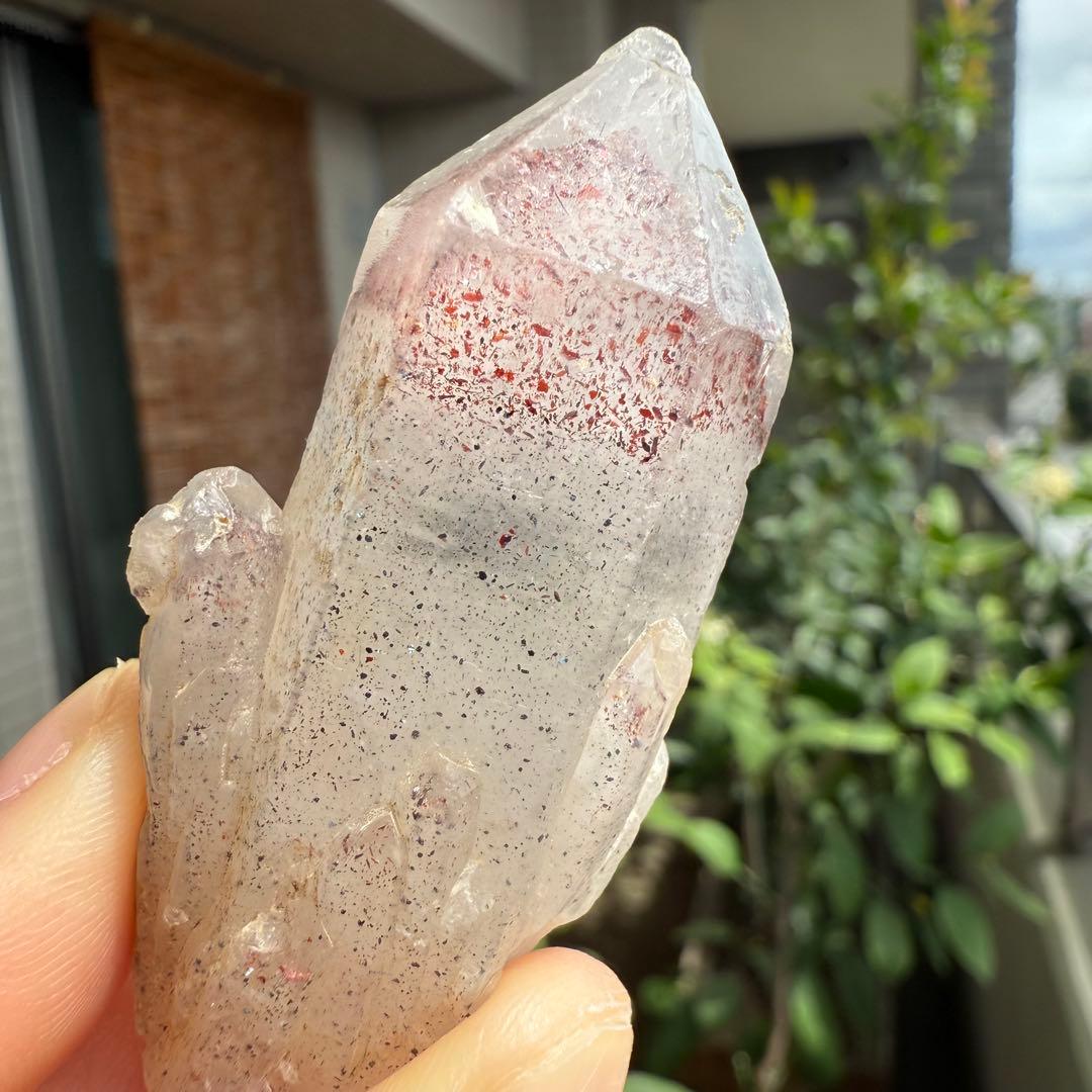 ストロベリーファントムクォーツ　大きめ　ファイヤークォーツ　苺水晶　原石①