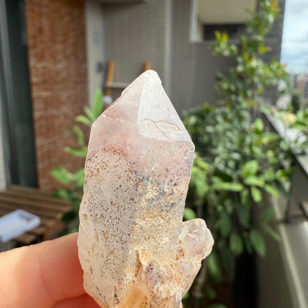 ストロベリーファントムクォーツ　大きめ　ファイヤークォーツ　苺水晶　原石①