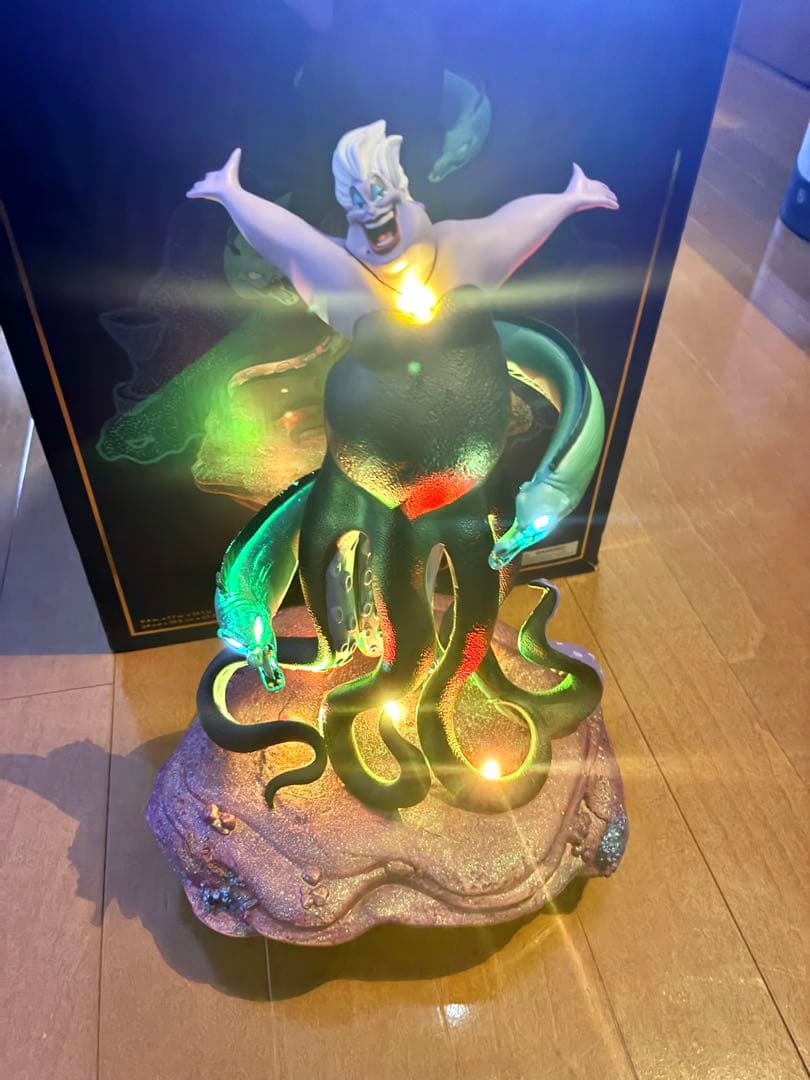 アースラ リトルマーメイド　ライトアップフィギュア ディズニーストア　限定