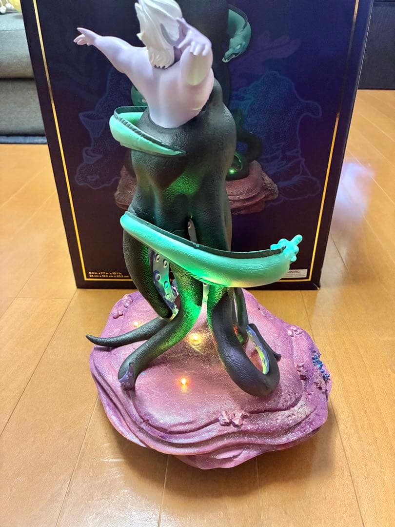 アースラ リトルマーメイド　ライトアップフィギュア ディズニーストア　限定
