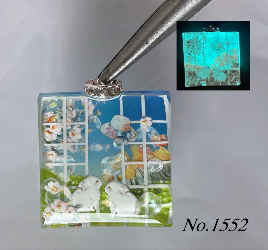 展示用/春の窓辺のうさぎ　桃の花　チューリップ　蓄光　オルゴナイトネックレス 夜明け前の三日月と彼岸花の雲レジンとオルゴナイト 蓄光するたまご型