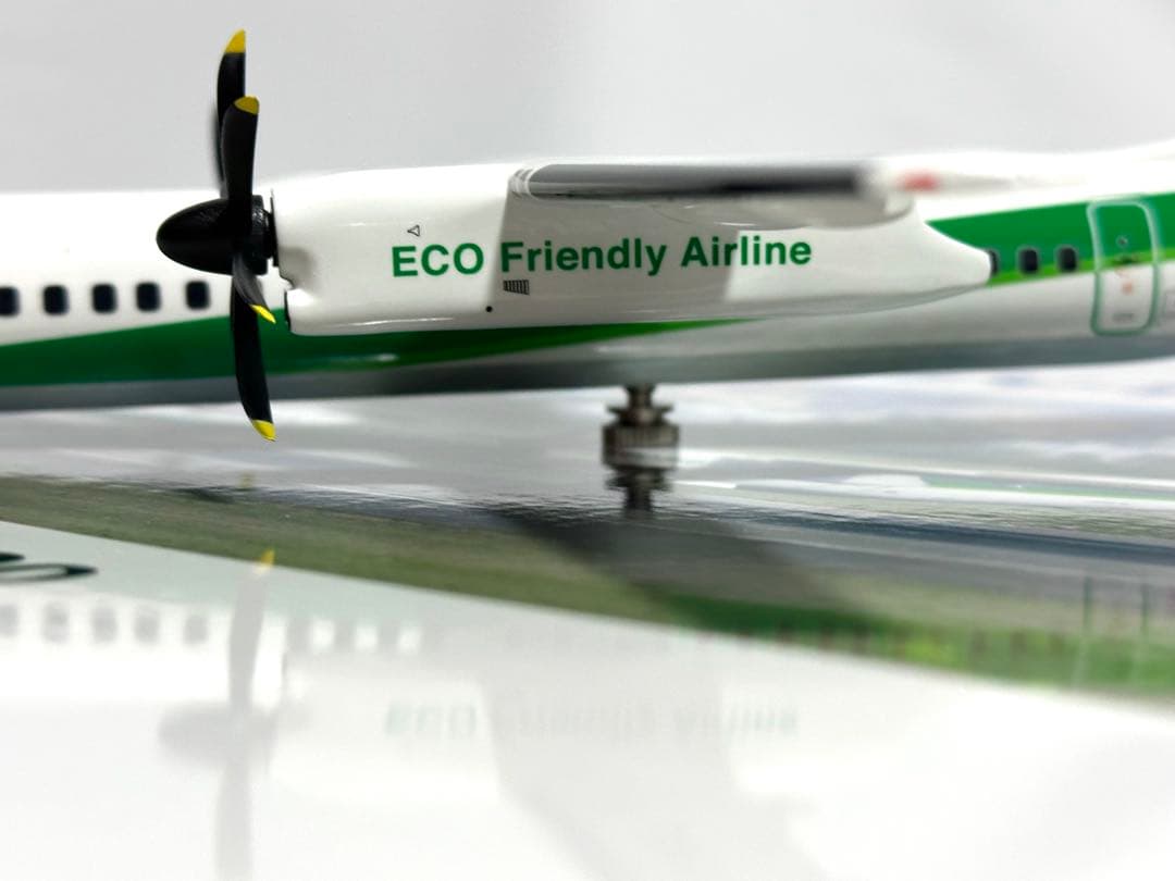 全日空商事 1/100 ANA DHC-8-400 NH11013 台座付き - メルカリ