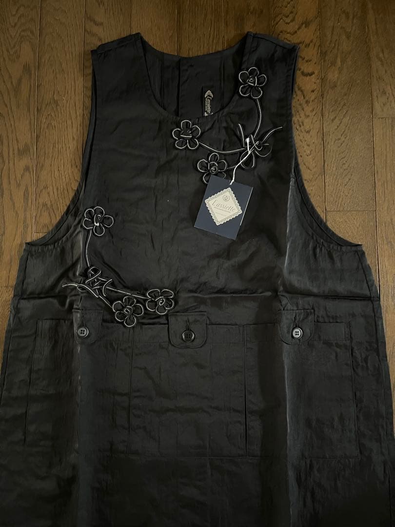 新品タグ付☆L'assiette ラシェット☆お花モチーフが可愛いエプロン　黒