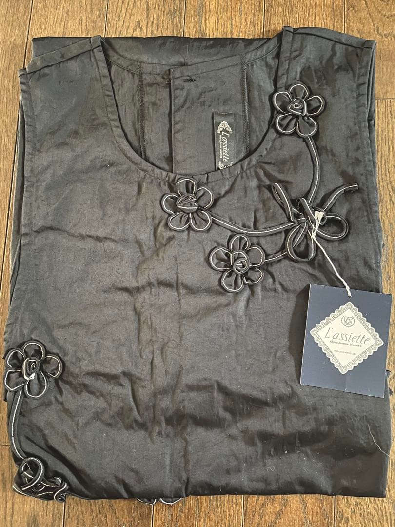 新品タグ付☆L'assiette ラシェット☆お花モチーフが可愛いエプロン　黒