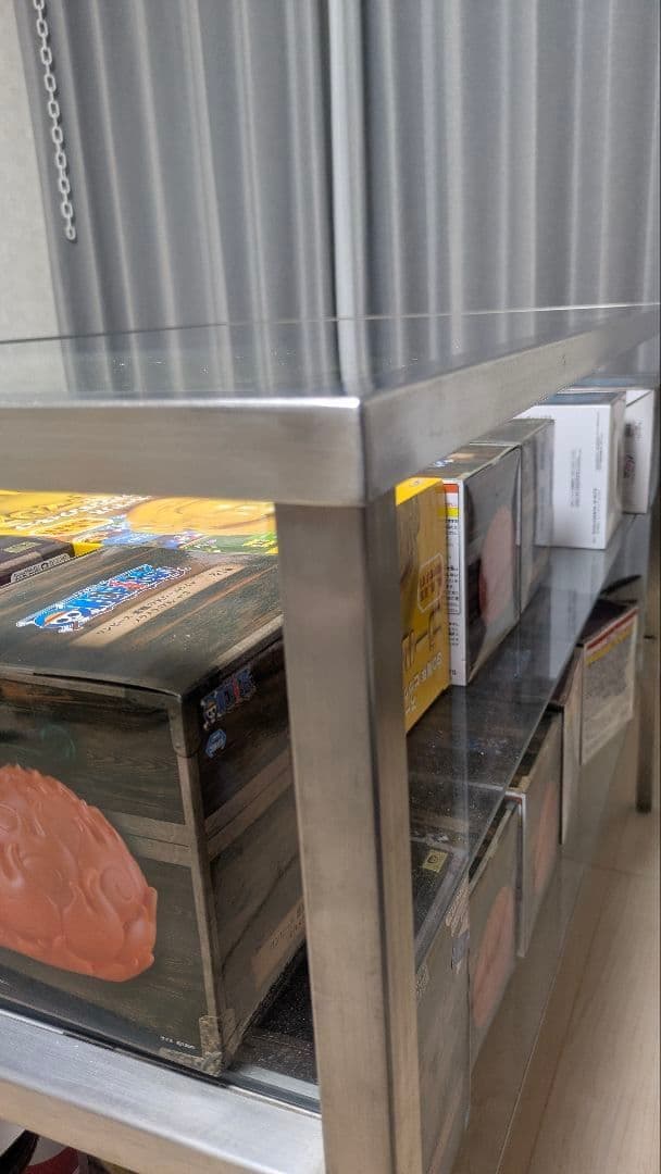 ショップ風のお部屋にガラステーブル