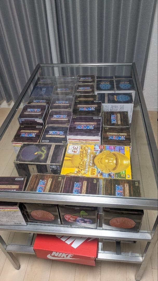 ショップ風のお部屋にガラステーブル