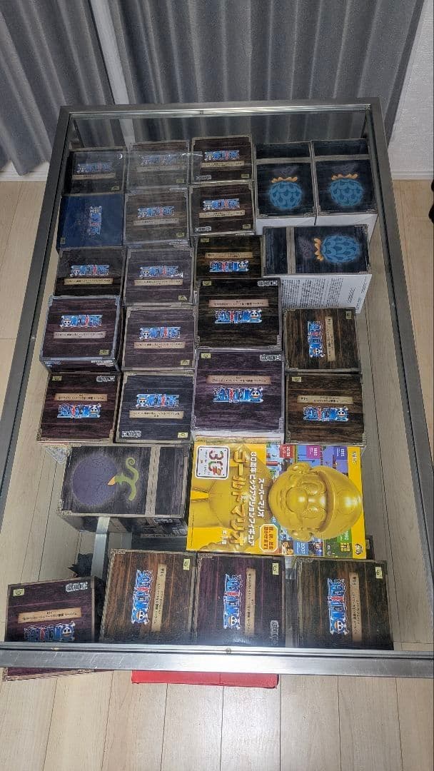 ショップ風のお部屋にガラステーブル