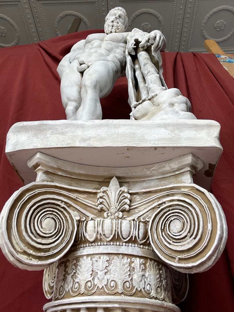 ファルネーゼのヘラクレス 高さ80cm コラムスタンドの上に