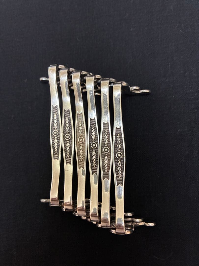 クリストフル 、レリーフが美しいLuis 16世スタイルのナイフレスト6本箱付き