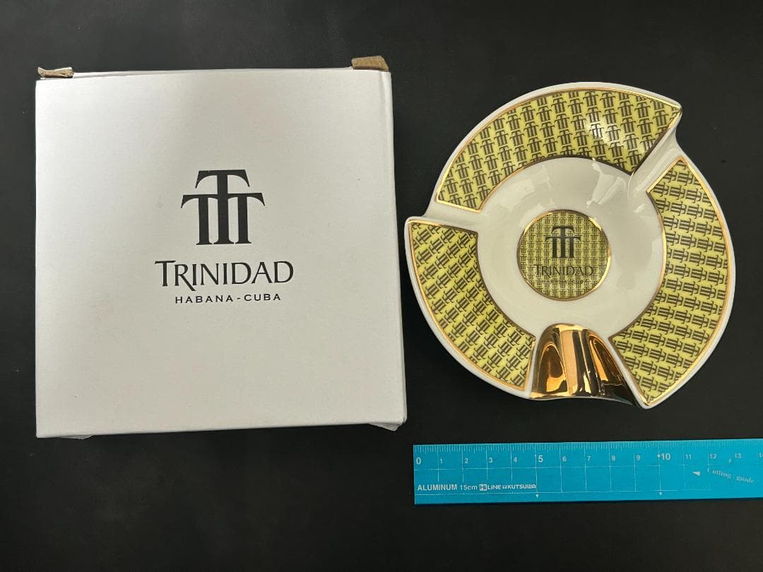 [新品未使用・希少]　TRINIDAD 置き型灰皿 陶器 ゴールドパターン
