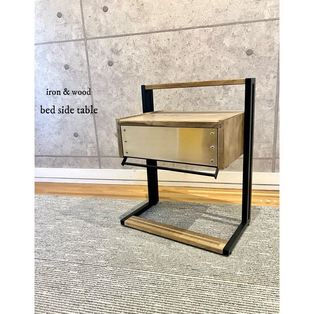 ベッドサイドテーブル / ナイトテーブル