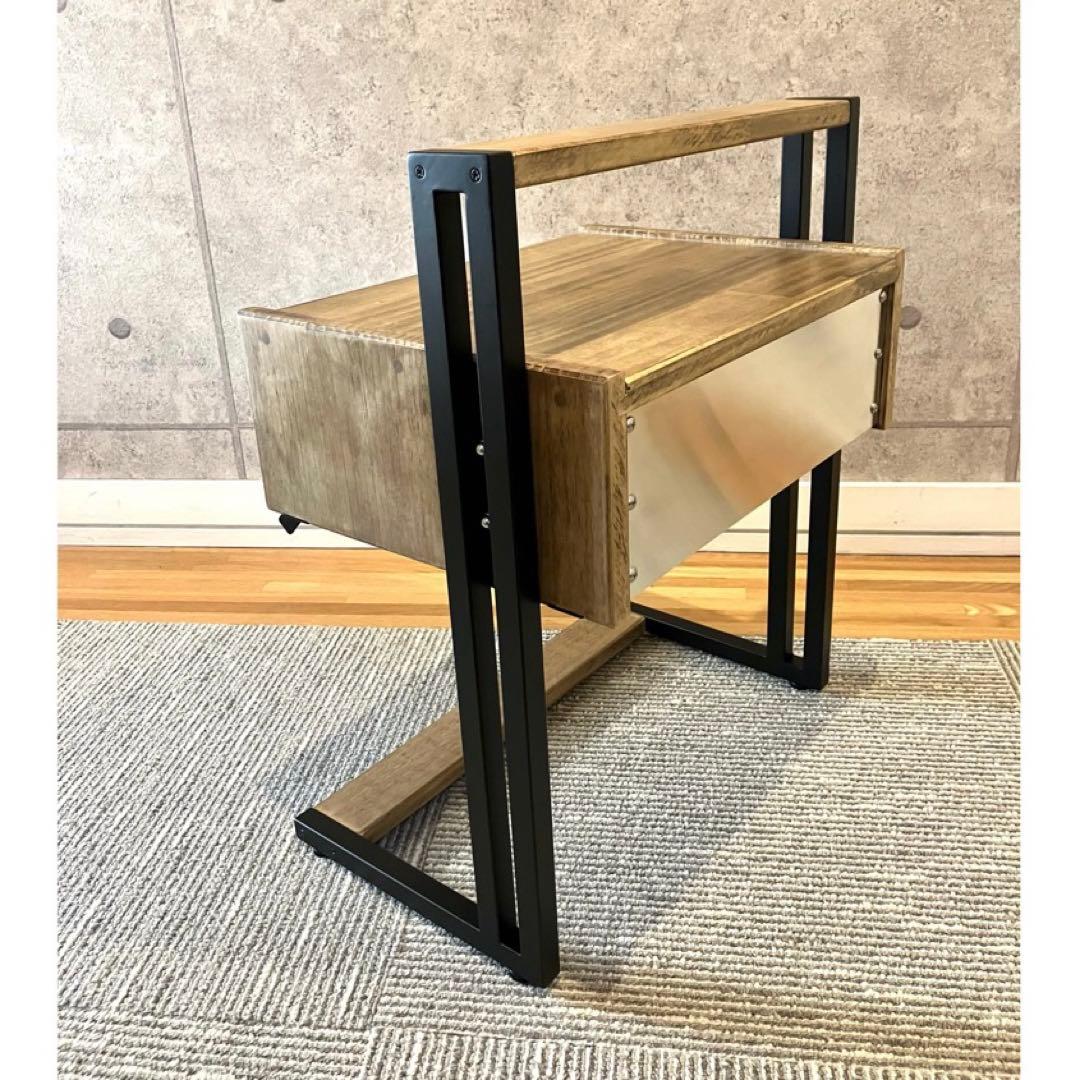 ベッドサイドテーブル / ナイトテーブル