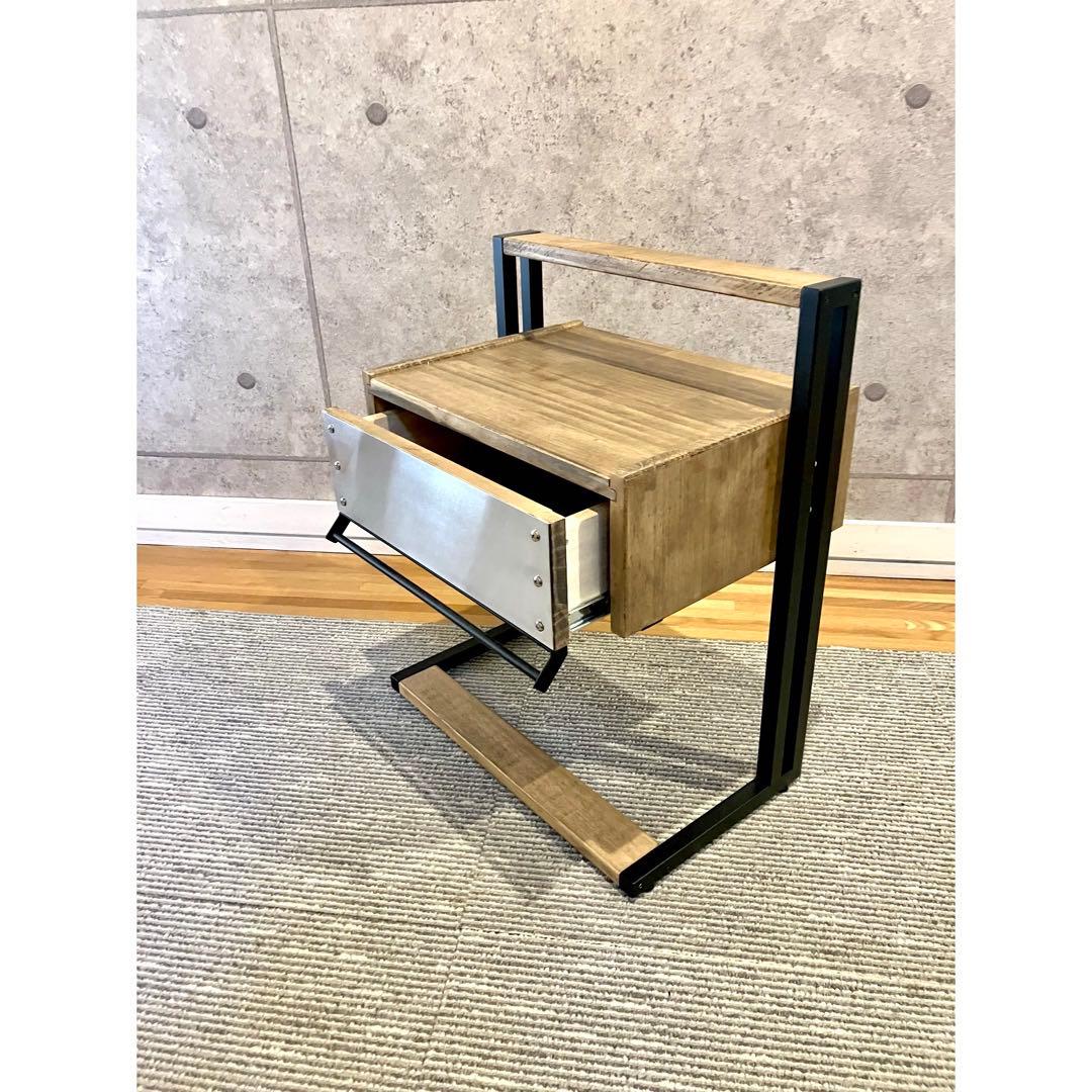 ベッドサイドテーブル / ナイトテーブル