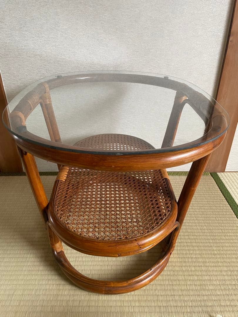 美品　ラタン二段式円形テーブル　天板ガラス　ガラステーブル　サイドチェスト