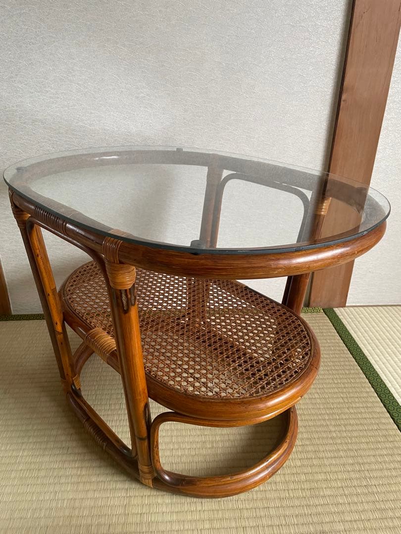 美品　ラタン二段式円形テーブル　天板ガラス　ガラステーブル　サイドチェスト