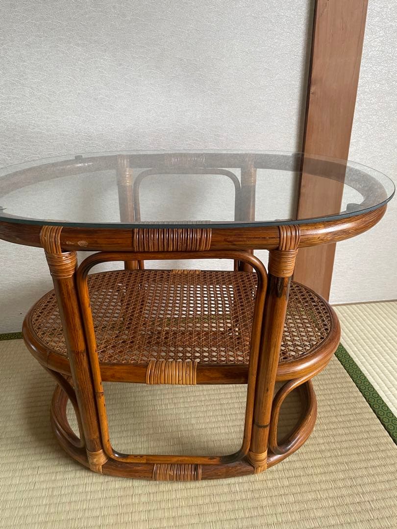 美品　ラタン二段式円形テーブル　天板ガラス　ガラステーブル　サイドチェスト