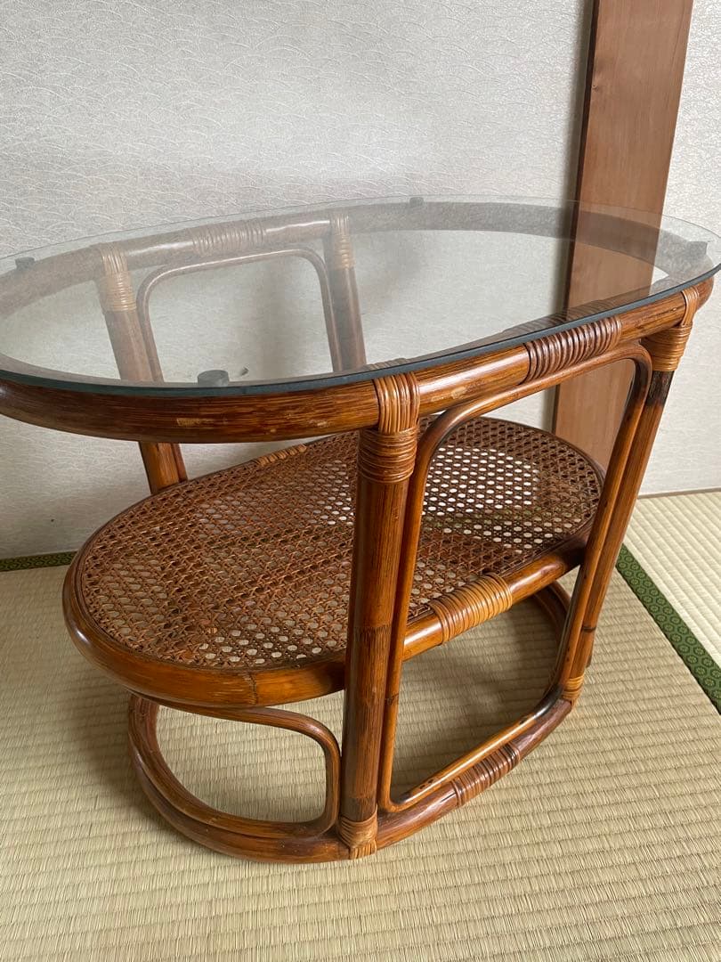 美品　ラタン二段式円形テーブル　天板ガラス　ガラステーブル　サイドチェスト