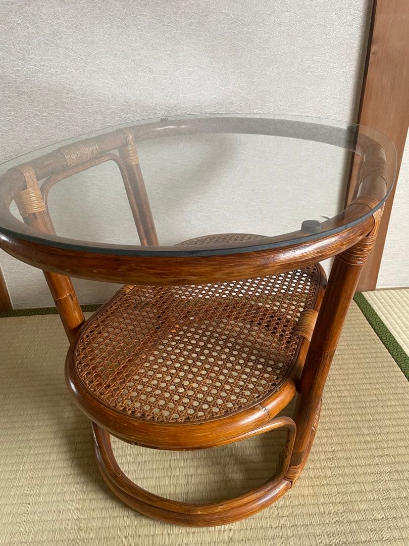美品　ラタン二段式円形テーブル　天板ガラス　ガラステーブル　サイドチェスト