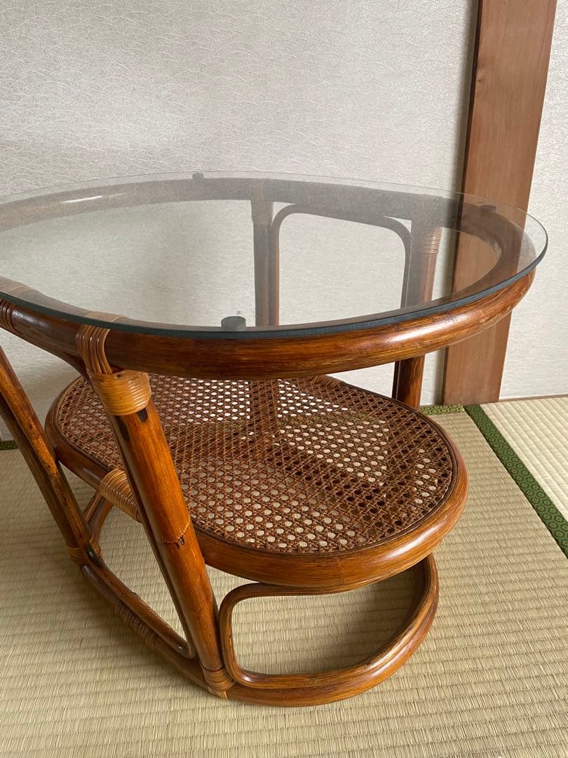 美品　ラタン二段式円形テーブル　天板ガラス　ガラステーブル　サイドチェスト