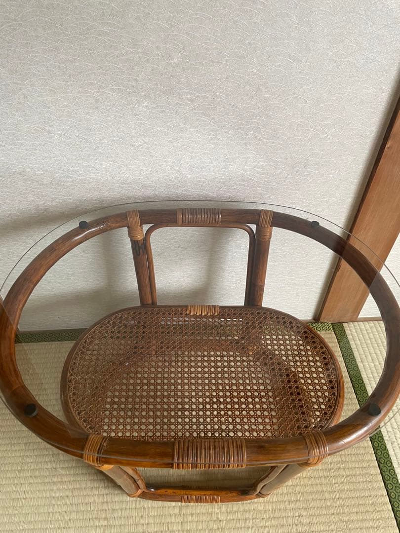 美品　ラタン二段式円形テーブル　天板ガラス　ガラステーブル　サイドチェスト