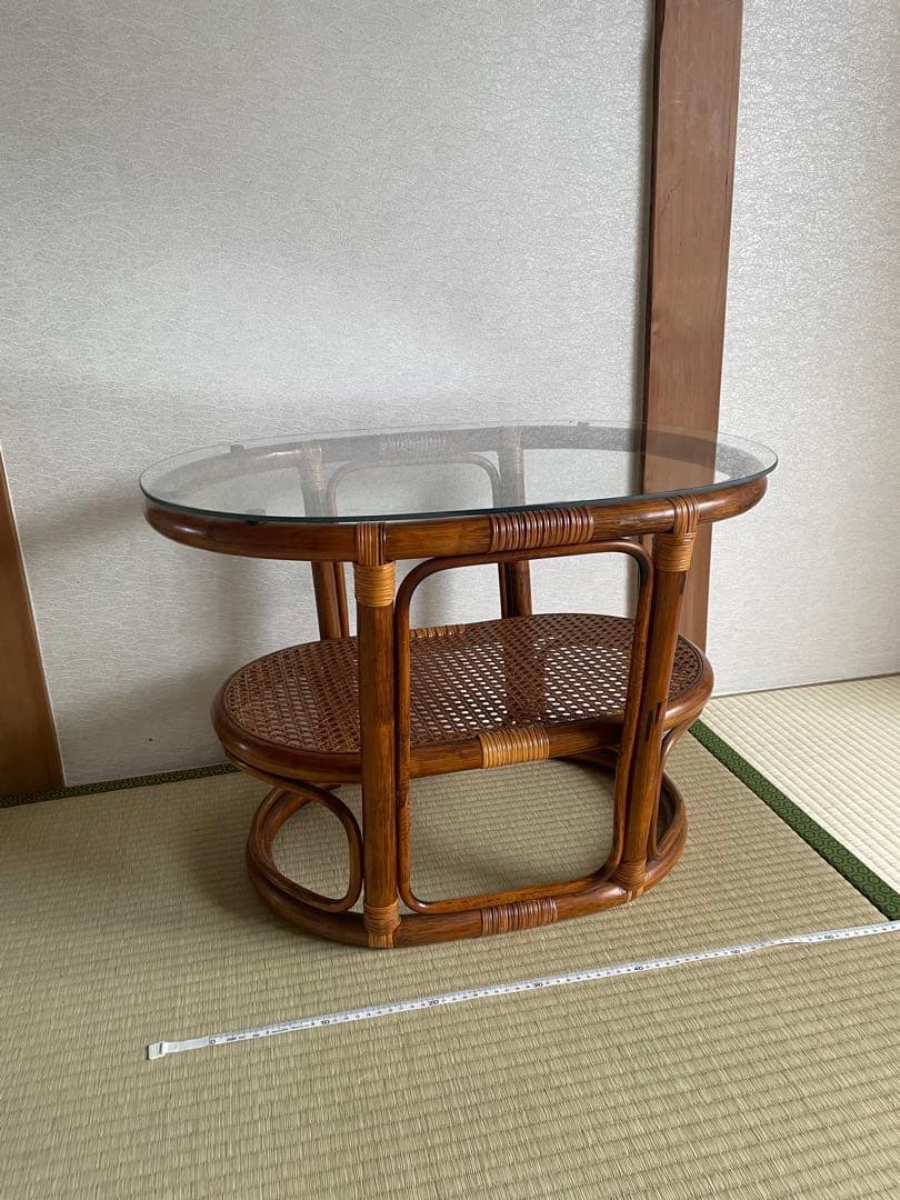 美品　ラタン二段式円形テーブル　天板ガラス　ガラステーブル　サイドチェスト