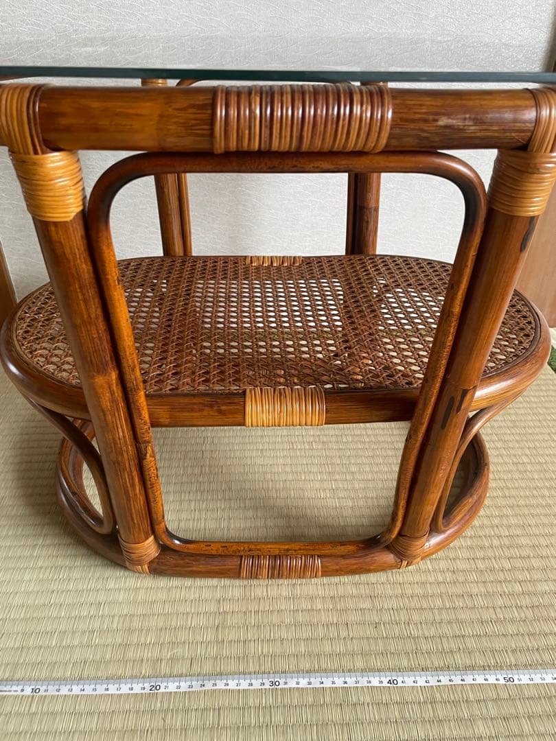 美品　ラタン二段式円形テーブル　天板ガラス　ガラステーブル　サイドチェスト