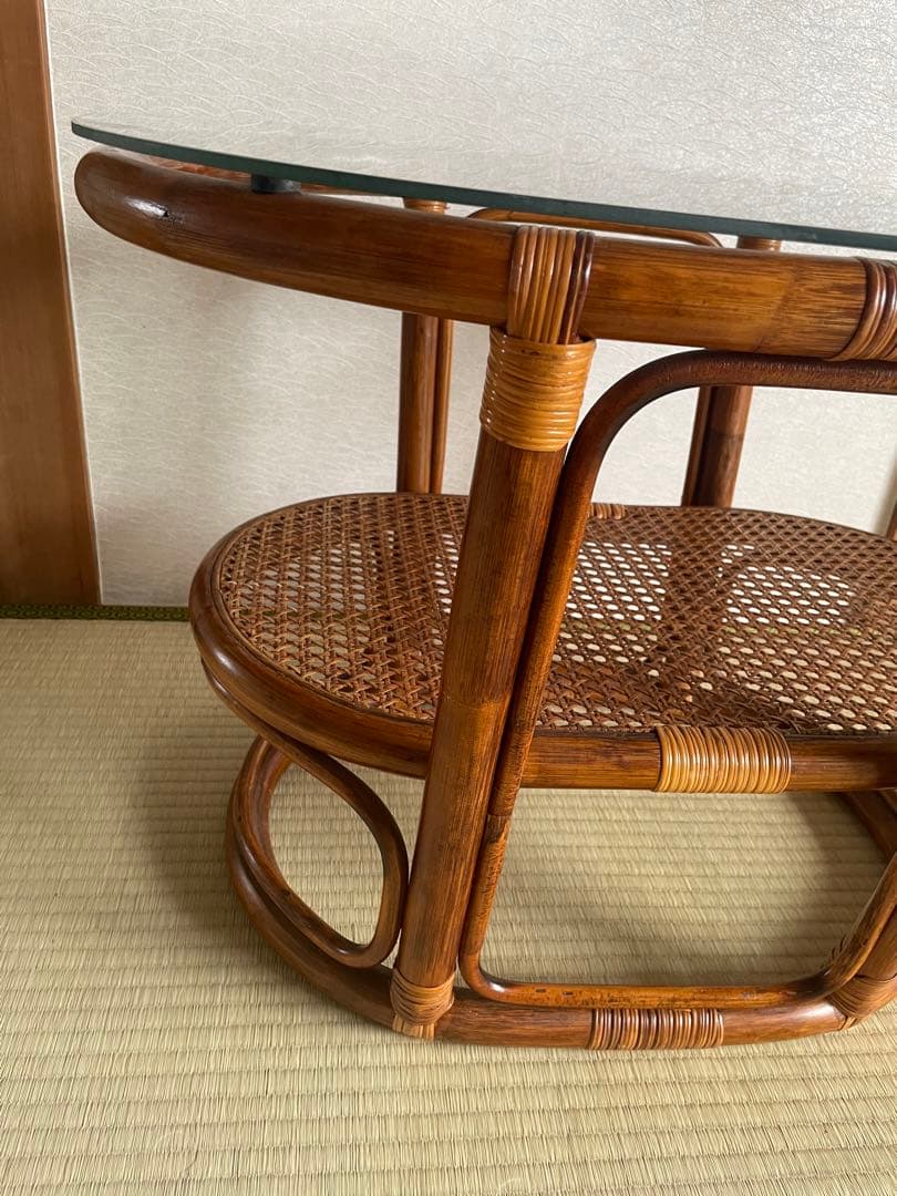 美品　ラタン二段式円形テーブル　天板ガラス　ガラステーブル　サイドチェスト