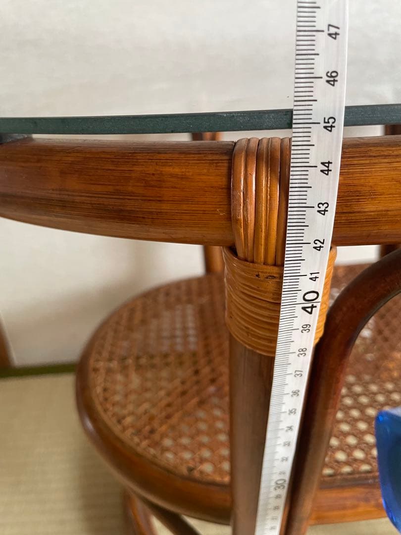 美品　ラタン二段式円形テーブル　天板ガラス　ガラステーブル　サイドチェスト