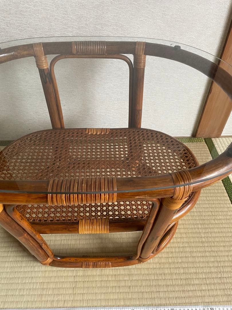 美品　ラタン二段式円形テーブル　天板ガラス　ガラステーブル　サイドチェスト