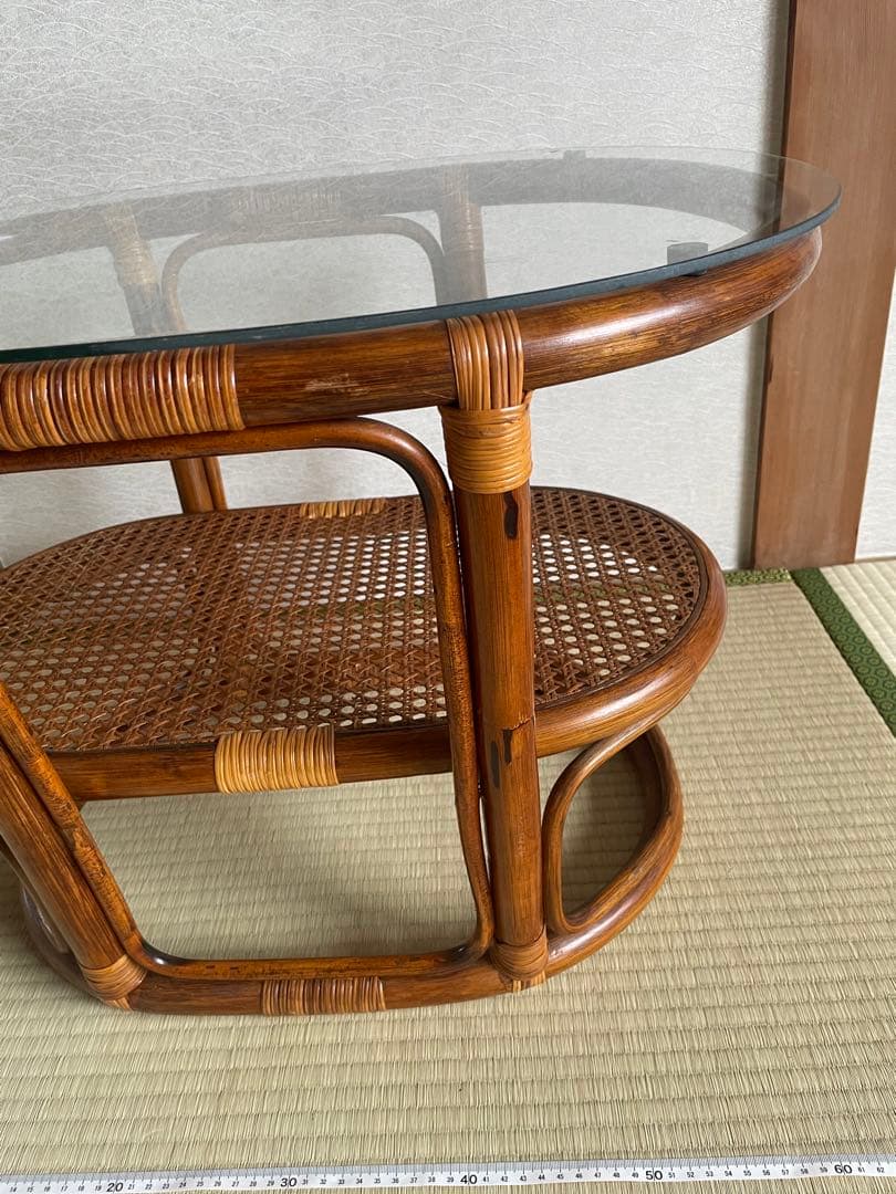 美品　ラタン二段式円形テーブル　天板ガラス　ガラステーブル　サイドチェスト