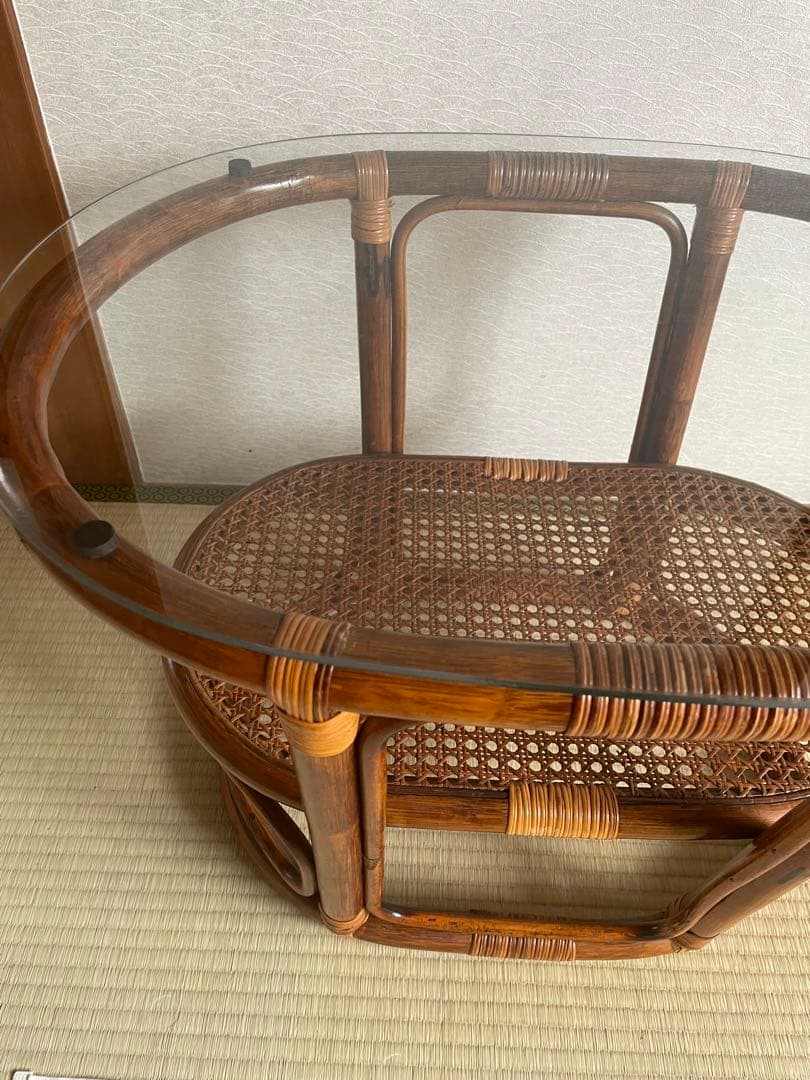 美品　ラタン二段式円形テーブル　天板ガラス　ガラステーブル　サイドチェスト