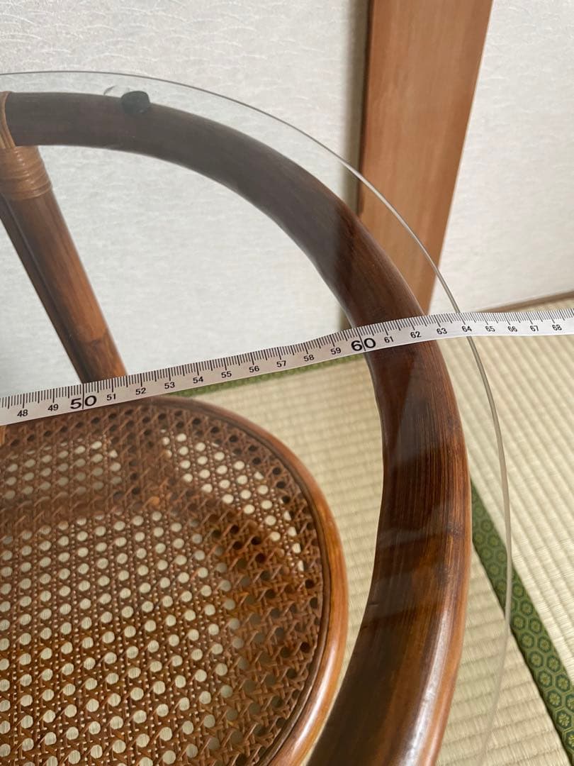 美品　ラタン二段式円形テーブル　天板ガラス　ガラステーブル　サイドチェスト