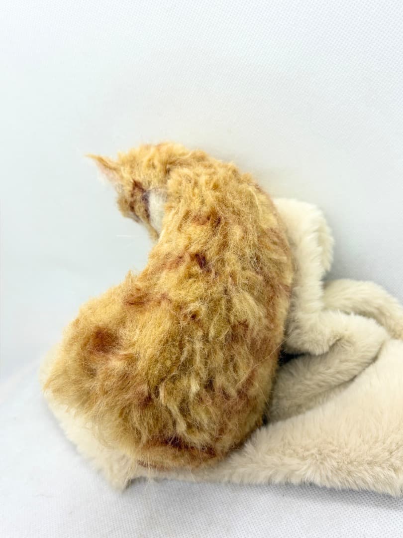 A猫 羊毛フェルト自分のしっぽで遊ぶ茶トラ猫【ハンドメイド 猫 - メルカリ