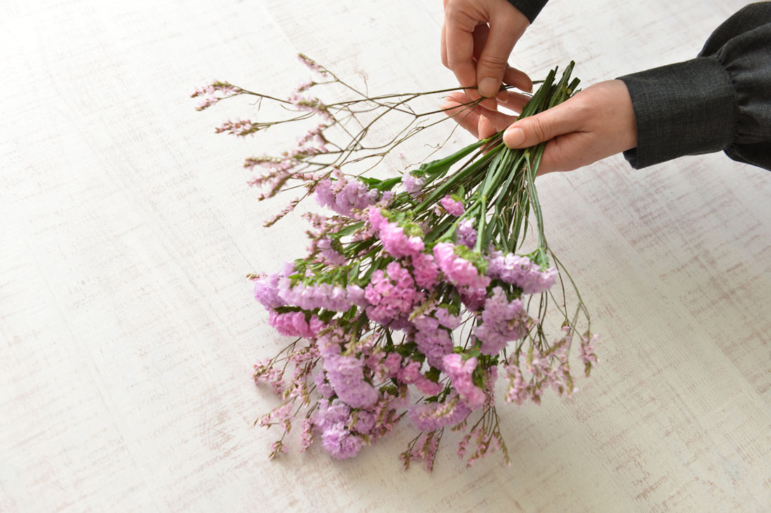 季節のスワッグ】新春を華やかに彩る「スターチスのスワッグ」の作り方