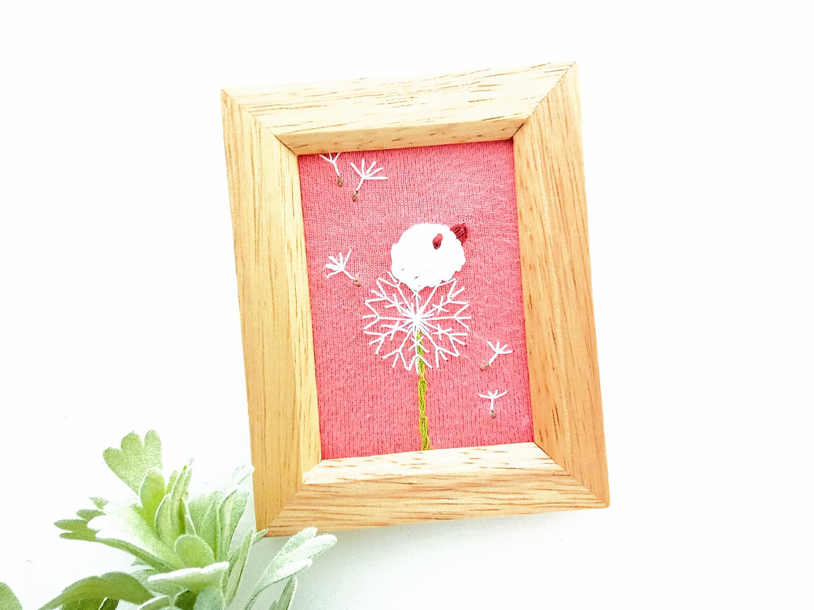 刺繍アート 春風にのるヒツジ(ミニ額付き) 桜の刺繍フレーム - 華'S