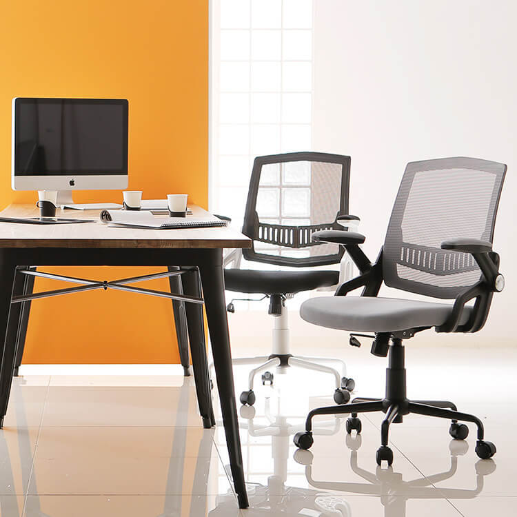 メッシュタイプのオフィスチェア アーム可動式でキャスター付き