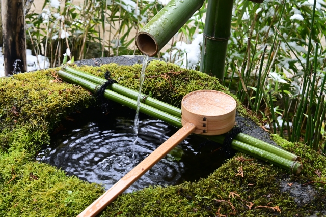 蹲（つくばい）とは？和風庭園に欠かせないつくばいの魅力を解説します