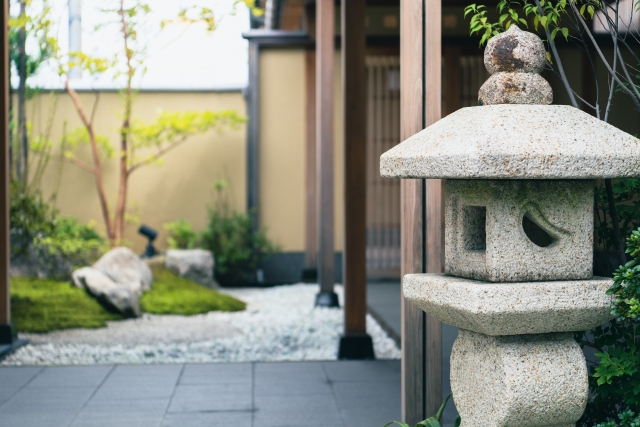 おしゃれな和風庭園を作りたいなら灯篭を設置しよう！灯篭の意味や置き