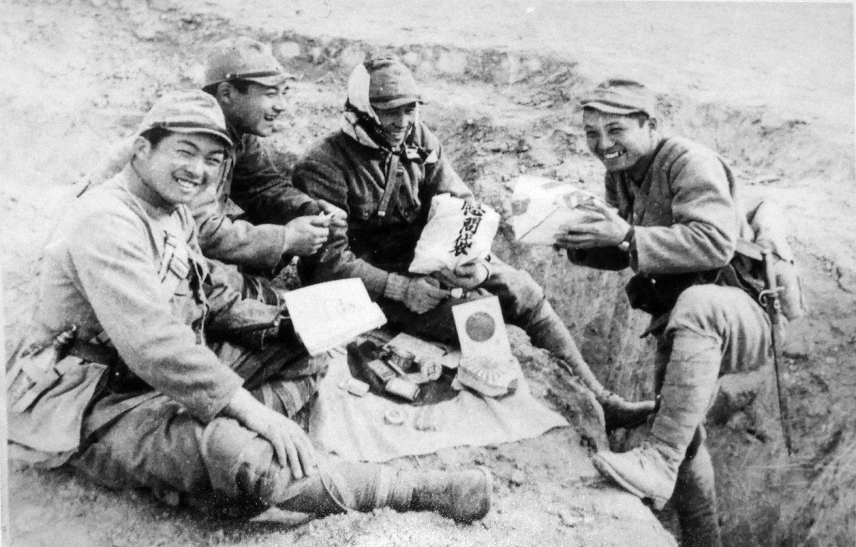 慰問袋を手にして喜ぶ兵隊さん: 夜明け前（開陽）