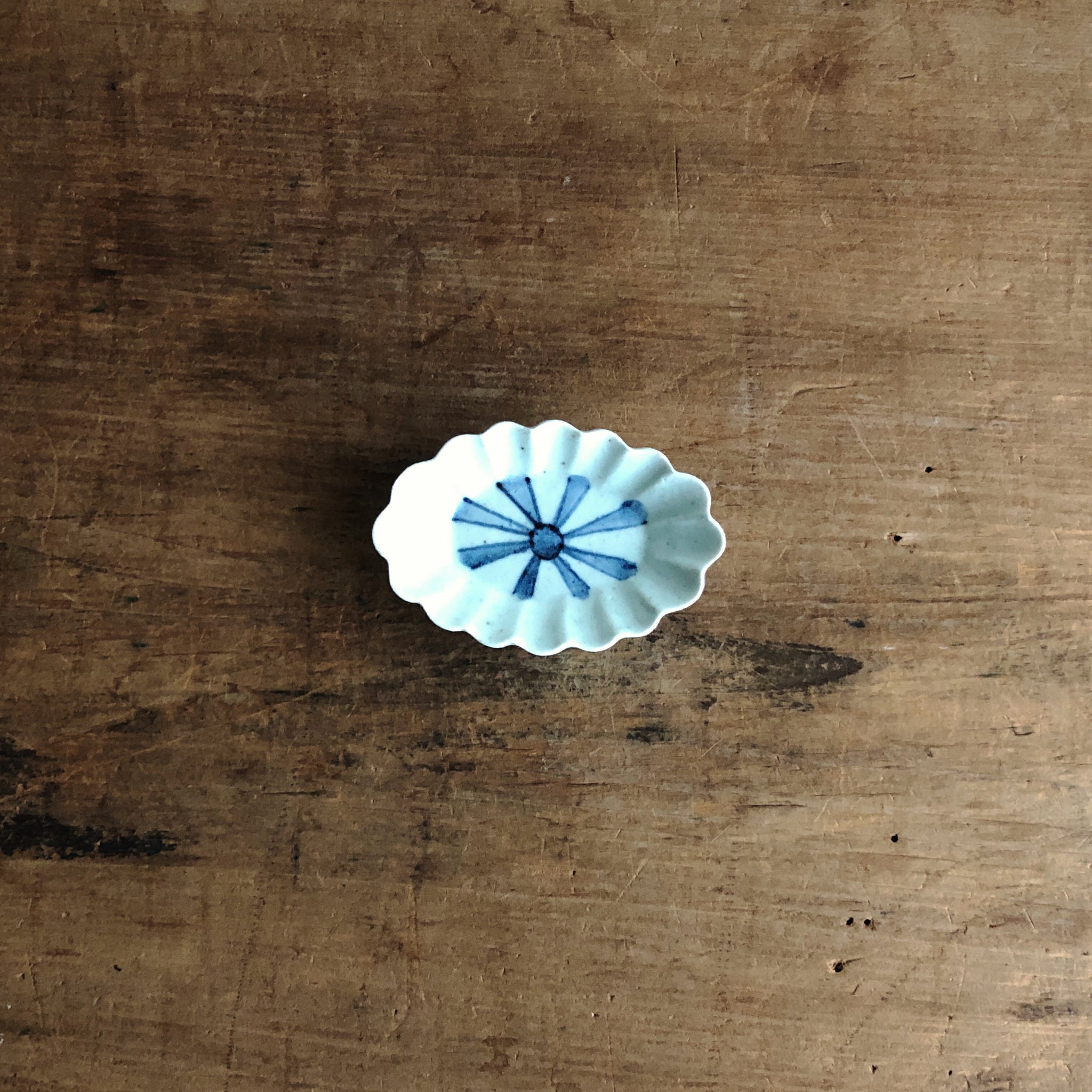 吉田崇昭 09B 染付楕円菊形豆皿 – Style Hug Gallery ONLINESHOP