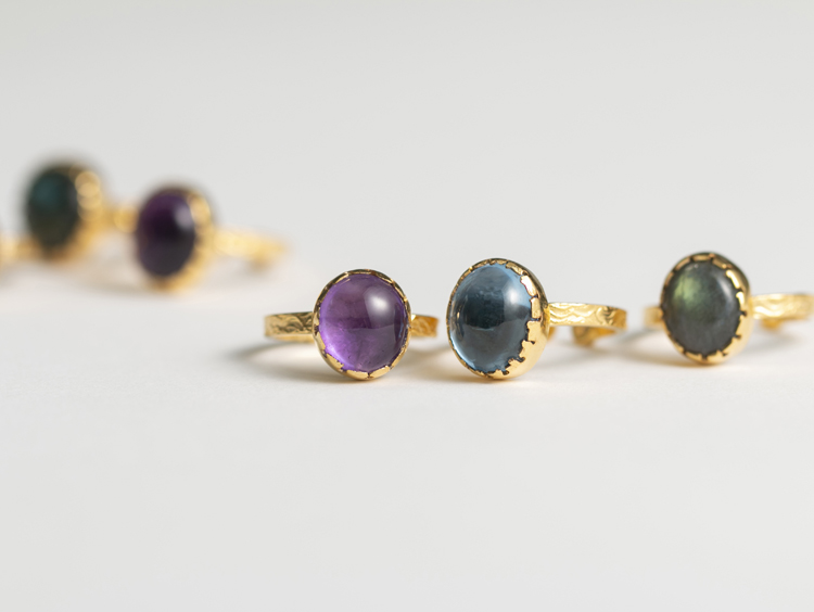 スタイルコラム | 太い指にも似合う！トルコの職人が仕上げる天然石の